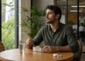 A psicologia revela que pessoas que comem sempre sozinhas no trabalho não são antissociais: muitas vezes estão protegendo a única hora de silêncio que têm no dia inteiro