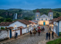 Uma vila preservada de 1727, com noites de 12 °C, encena batalhas históricas todos os anos e atrai visitantes com 80 cachoeiras e o sossego do interior