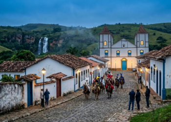Uma vila preservada de 1727, com noites de 12 °C, encena batalhas históricas todos os anos e atrai visitantes com 80 cachoeiras e o sossego do interior