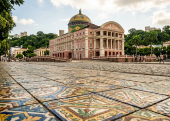 No Amazonas, a "Paris dos Trópicos" tem uma ópera de Art Noveau com 36 mil cerâmicas francesas no meio da maior floresta tropical do planeta