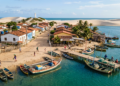 Um dos paraísos mais isolados do Brasil: uma vila onde 2.104 moradores vivem em uma faixa de areia entre um oceano e um rio que só se pode chegar de barco