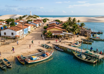 Um dos paraísos mais isolados do Brasil: uma vila onde 2.104 moradores vivem em uma faixa de areia entre um oceano e um rio que só se pode chegar de barco