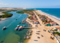 Isolado do mundo, esse paraíso fica em uma vila brasileira com 2.104 moradores que vivem em uma faixa de areia entre um oceano e um rio que só se pode chegar de barco
