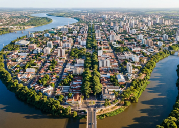 Entre dois grandes rios, a "Mesopotâmia brasileira" é uma capital planejada que esconde uma floresta de 270 milhões de anos na sua avenida
