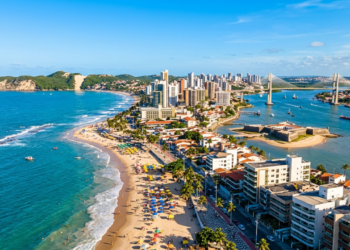 A “Cidade do Sol” tem cerca de 300 dias de sol por ano, recebe mais de 2 milhões de turistas e nasceu em 25 de dezembro, data que inspirou seu nome