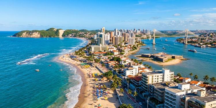 A “Cidade do Sol” tem cerca de 300 dias de sol por ano, recebe mais de 2 milhões de turistas e nasceu em 25 de dezembro, data que inspirou seu nome