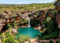 Um chapada de 500 milhões de anos a apenas 65 km de Cuiabá esconde cavernas de arenito, lagoas azuis e fósseis pré-históricos