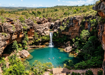 Um chapada de 500 milhões de anos a apenas 65 km de Cuiabá esconde cavernas de arenito, lagoas azuis e fósseis pré-históricos