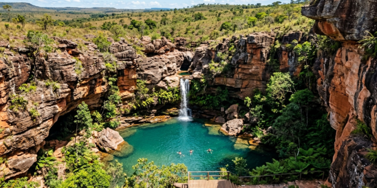 Um chapada de 500 milhões de anos a apenas 65 km de Cuiabá esconde cavernas de arenito, lagoas azuis e fósseis pré-históricos