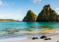 O que por 235 anos foi uma ilha-prisão hoje encanta o mundo com praias cristalinas e paisagens preservadas de beleza impressionante