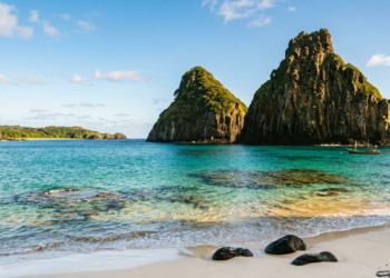 O que por 235 anos foi uma ilha-prisão hoje encanta o mundo com praias cristalinas e paisagens preservadas de beleza impressionante