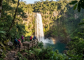 São 156 metros de queda d’água em uma pequena cidade de 8 mil moradores que encanta com natureza selvagem e a maior cachoeira do estado
