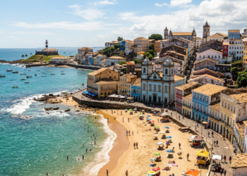 A primeira capital do Brasil fascina com construções antigas e o maior conjunto arquitetônico colonial da América Latina