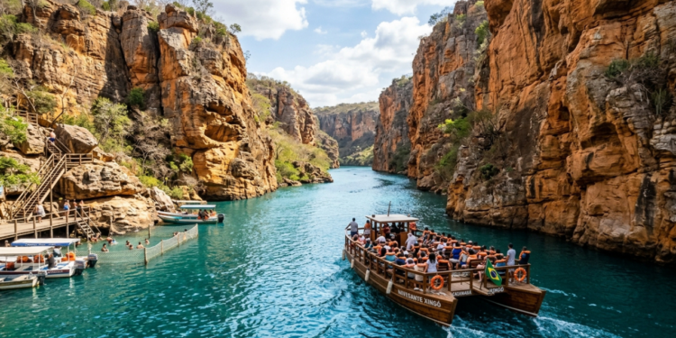 O sertão do Nordeste esconde o 5º maior cânion navegável do mundo e encanta com águas verdes esmeralda e passeios de barco