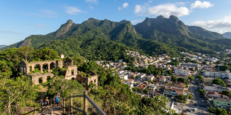 Um vulcão, ruínas de um casarão do século XIX e Mata Atlântica na “Capital da Baixada” Fluminense encanta com de forma única