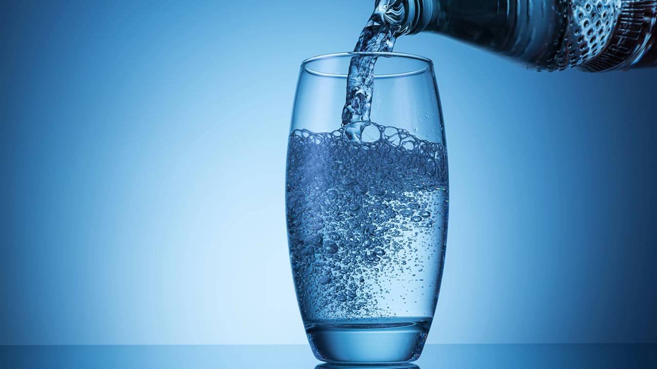 Os nutricionistas concordam: trocar o refrigerante por água com gás 7 dias por semana pode reduzir o consumo calórico ao fim do mês