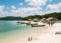 vila na Amazônia conhecida como “Caribe Brasileiro” foi destacada pelo The Guardian como uma das praias de água doce mais bonitas do mundo