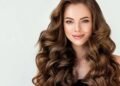 Adeus reflexos alaranjados: a tendência que deixa o cabelo castanho mais elegante
