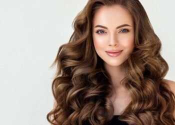 Adeus reflexos alaranjados: a tendência que deixa o cabelo castanho mais elegante