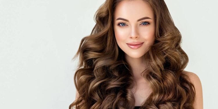 Adeus reflexos alaranjados: a tendência que deixa o cabelo castanho mais elegante
