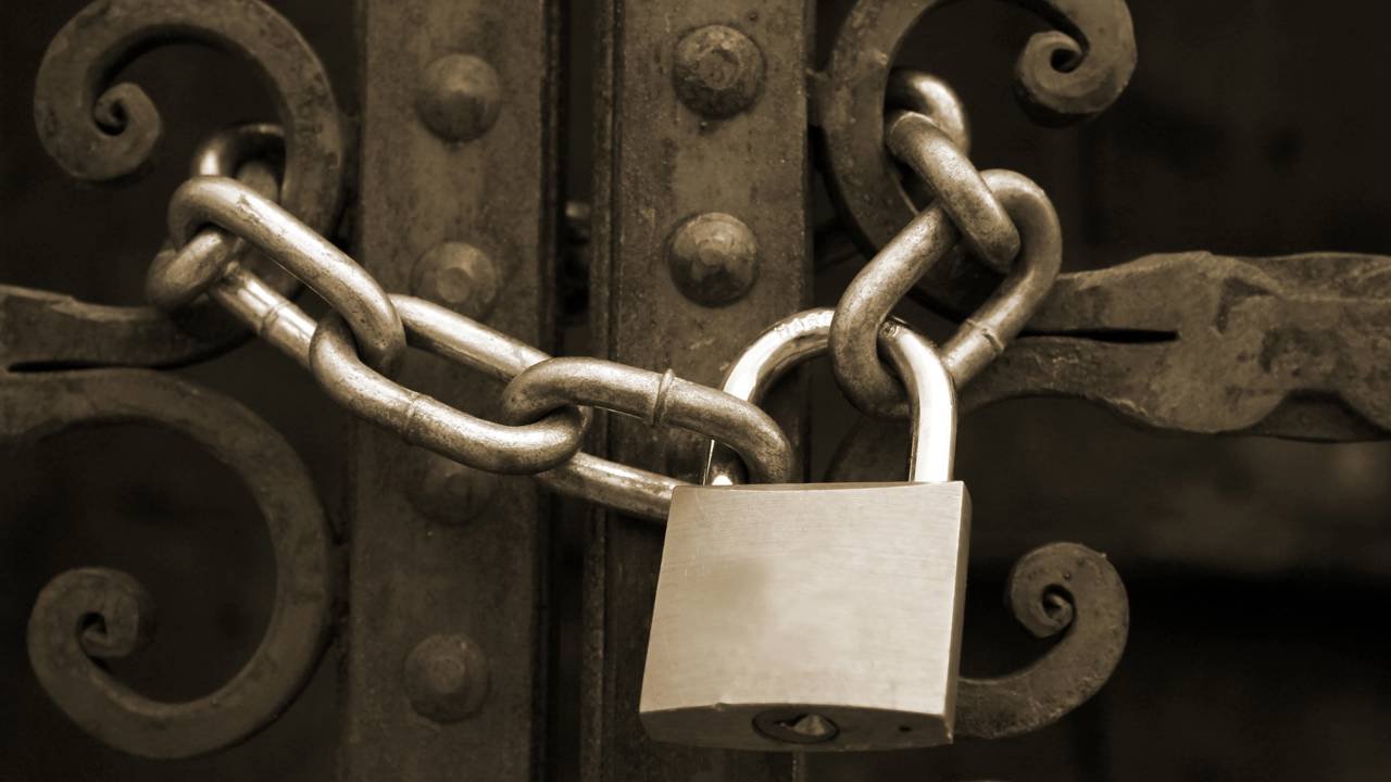 Poucas pessoas sabem o que significa o pequeno furo no cadeado e por que ele está ali
