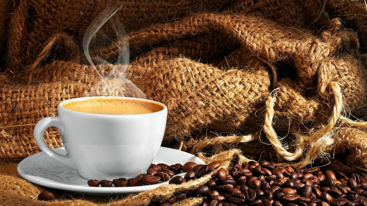 diferença entre café comum e descafeinado
