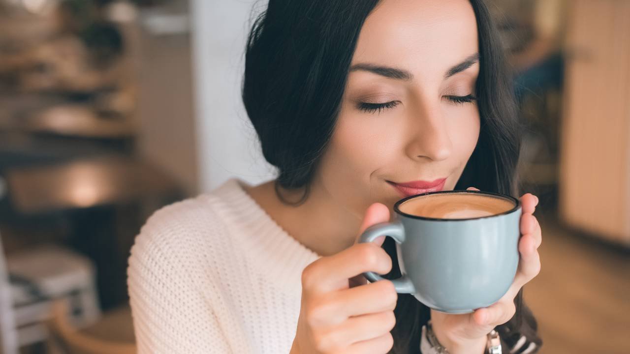 diferença entre café comum e descafeinado