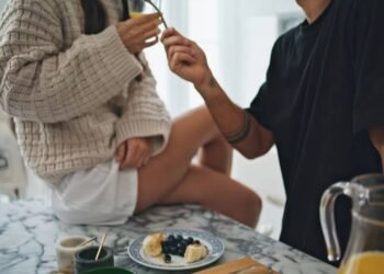 O jeito criativo que muitos casais encontraram para celebrar o amor sem sair de casa