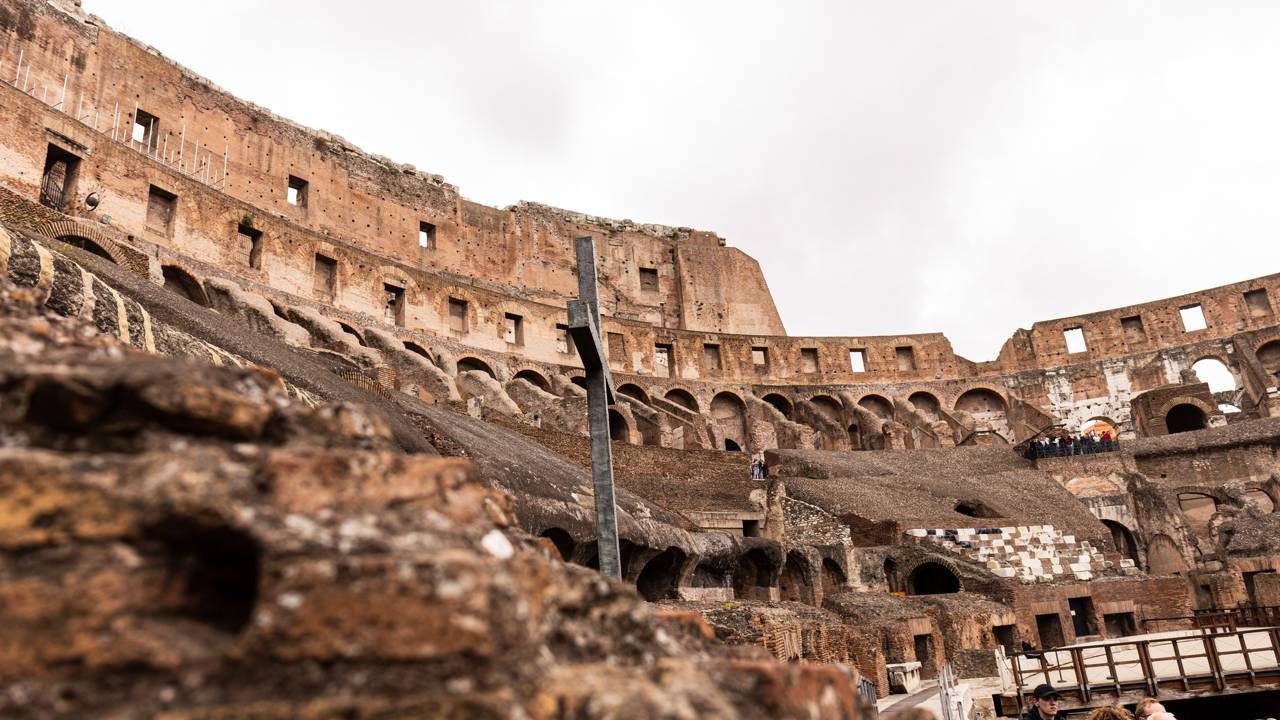 Por que o Coliseu Romano tem apenas um lado destruído
