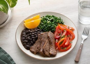 Consumir alimentos ricos em ferro ajuda bastante na energia, mas o benefício real para combater a anemia só aparece se a refeição for acompanhada de vitamina C e distante do cafezinho