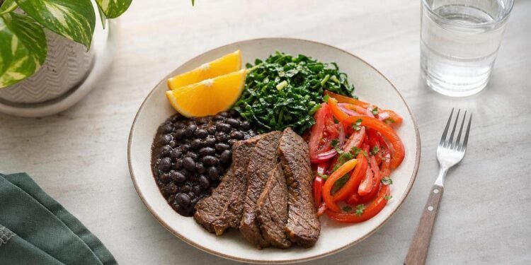 Consumir alimentos ricos em ferro ajuda bastante na energia, mas o benefício real para combater a anemia só aparece se a refeição for acompanhada de vitamina C e distante do cafezinho