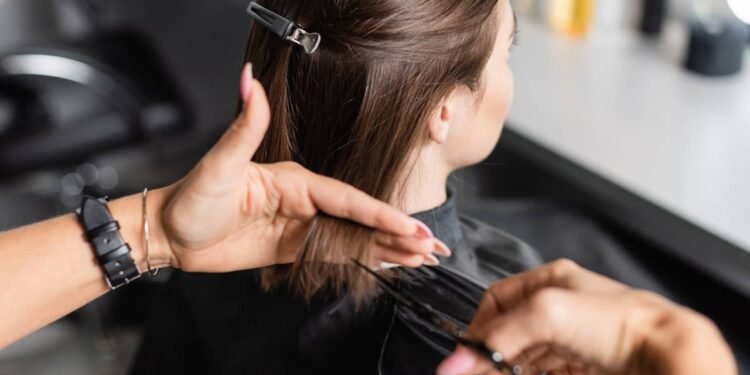 Os cortes de cabelo curto elegante que estão transformando a aparência de mulheres acima dos 40