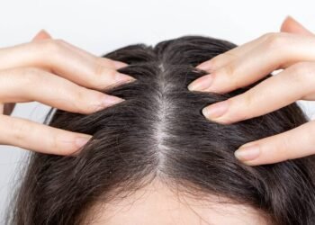O que a oleosidade do couro cabeludo faz no cabelo e na saúde hormonal