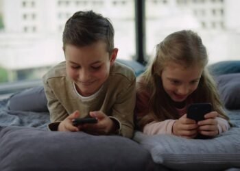O que o excesso de telas faz na fala e no desenvolvimento infantil