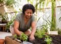 De acordo com estudos, o contato frequente com a terra durante atividades de jardinagem libera serotonina e atua como um antidepressivo natural no cérebro