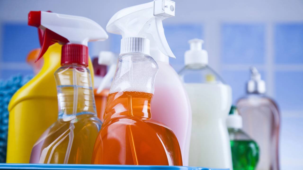 água sanitária com detergente