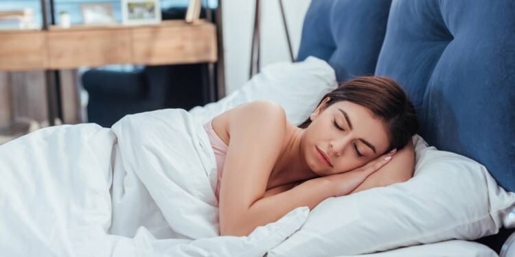 Dormir bem pode reduzir pressão alta e prolongar a vida mais do que muitos imaginam - Créditos: depositphotos.com / VitalikRadko