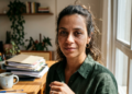 A pessoa que resolve tudo sozinha, evita pedir ajuda e diz que está tudo bem o tempo todo nem sempre é só forte, ela pode ter aprendido cedo que depender dos outros traz decepção