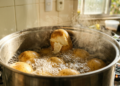 Poucas pessoas sabem por que a casca da batata gruda na panela depois do cozimento
