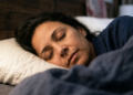 5 estratégias avaliadas por especialistas para voltar a dormir sem mexer no celular depois de acordar no meio da noite