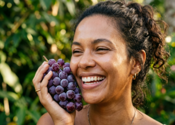 A fruta rica em antioxidantes que muita gente começou a consumir para deixar a pele mais viçosa