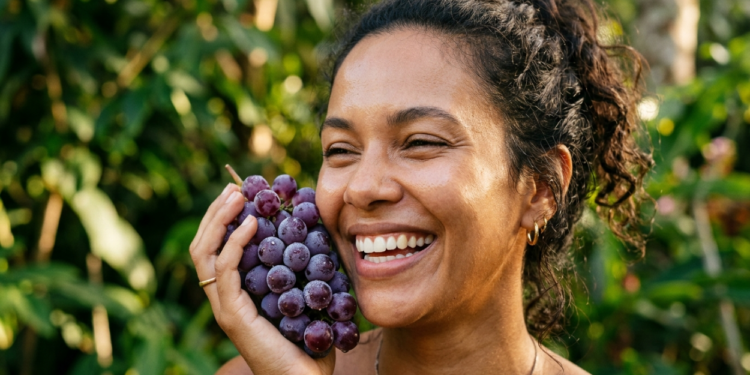 A fruta rica em antioxidantes que muita gente começou a consumir para deixar a pele mais viçosa
