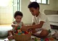 Estudos atuais mostram que crianças que ajudavam a cuidar diariamente de irmãos mais novos estavam desenvolvendo o que hoje é chamado de empatia avançada