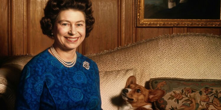 Rainha Elizabeth II sorrindo em um retrato caloroso e sereno