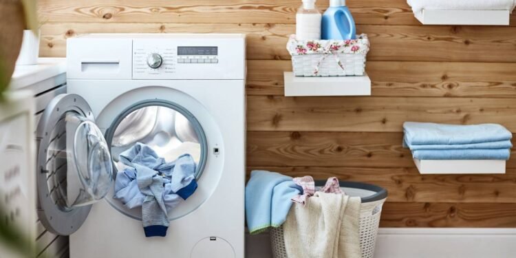 O detalhe escondido na base da sua máquina de lavar que está a transferir maus odores para as roupas limpas e como resolver o problema