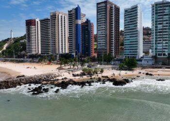 A “Cidade do Sol” tem cerca de 300 dias de sol por ano, recebe mais de 2 milhões de turistas e nasceu em 25 de dezembro, data que inspirou seu nome