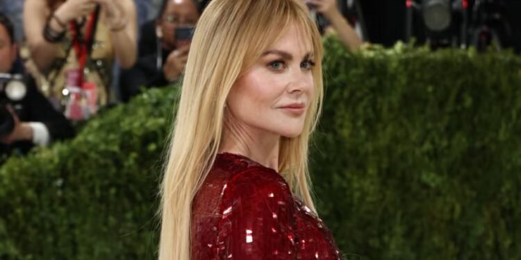 Para reproduzir o estilo de Nicole Kidman, a secagem deve ser feita com uma escova de cerdas mistas, direcionando o ar sempre da raiz para as pontas - Créditos: Jamie McCarthy//Getty Images