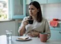 O que o café em jejum faz no estômago e nos níveis de cortisol
