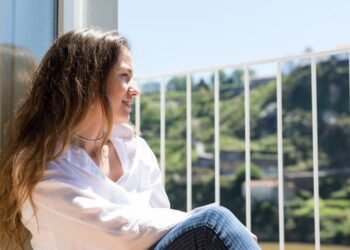 Cientistas explicam por que tomar banho de sol nos primeiros 10 minutos do dia redefine o metabolismo e elimina o cansaço da tarde
