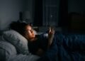 Especialistas em sono afirmam que usar o celular no escuro antes de dormir bloqueia a produção de melatonina em níveis que equivalem a tomar uma xícara de café
